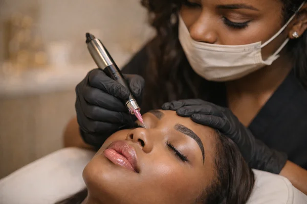 Résultat lip blush naturel sur une femme noire montrant des lèvres pigmentées et définies